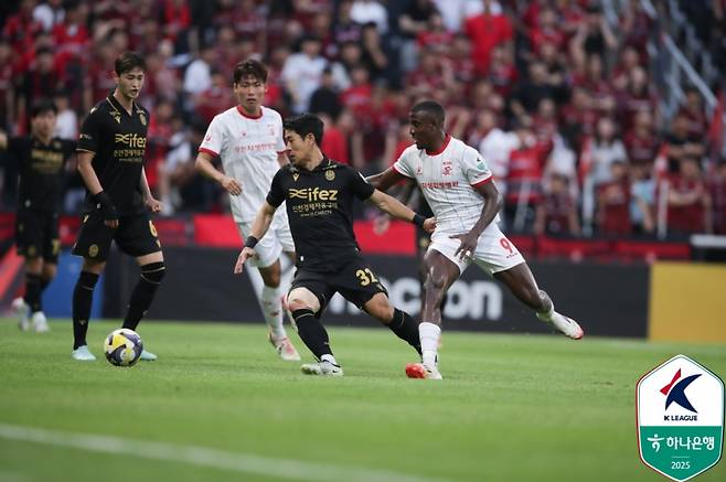 인천(검정 상의)과 부천의 하나은행 K리그2 2025 15라운드 경기 모습. 사진=프로축구연맹