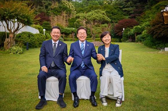 이재명 대통령이 지난 7일 서울 한남동 관저에서 더불어민주당 지도부 초청 만찬에 참석한 김병기, 서영교 의원과 기념촬영을 하고 있다. 두 의원은 당 원내대표 선거에 출마했다 [사진=서영교 의원 페이스북]