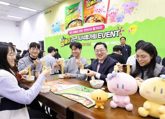 이장우 대전시장이 꿈돌이 라면 시식평가회를 하고 있다. 꿈돌이 라면은 오는 9일 시판된다. 사진 대전시