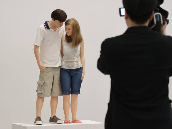 조각은 공간 예술이기에 빙 돌아서 360도 전체를 보길 권한다. '젊은 연인'(2013)이 특히 그렇다. 앞에서 보면 사랑을 속삭이는 10대 같지만, 뒤에서는 밀어내는 듯한 소녀의 손목을 억지로 잡아끄는 소년의 손이 보인다. 연합뉴스