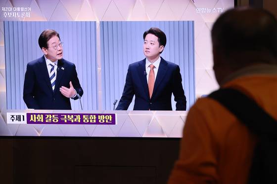 지난달 23일 서울역 대합실에서 제21대 대통령선거 2차 후보자 토론회가 생중계되고 있다. 연합뉴스