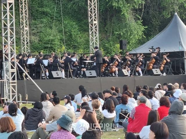 ▲ 평창 시골 전원마을의 청정 자연환경을 무대로 펼쳐지는 제11회 계촌클래식축제가 지난 6일 계촌클래식마을 일대에서 개막해 8일까지 성황속에 막을 내렸다. 6일 계촌별빛오케스트라의 개막공연. 신현태
