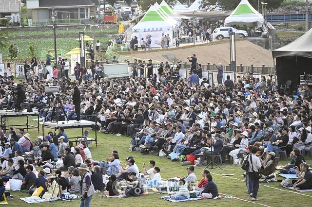 ▲ 평창 시골 전원마을의 청정 자연환경을 무대로 펼쳐지는 제11회 계촌클래식축제가 지난 6일 계촌클래식마을 일대에서 개막해 8일까지 성황속에 막을 내렸다. 개막공연이 열린 계촌로망스파크를 갖득체운 관람객들. 신현태.