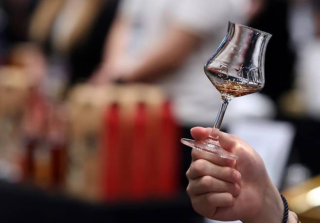 주류 박람회 '그랜드 테이스팅' 행사에서 관람객이 위스키를 시음하고 있다. 사진=뉴스1