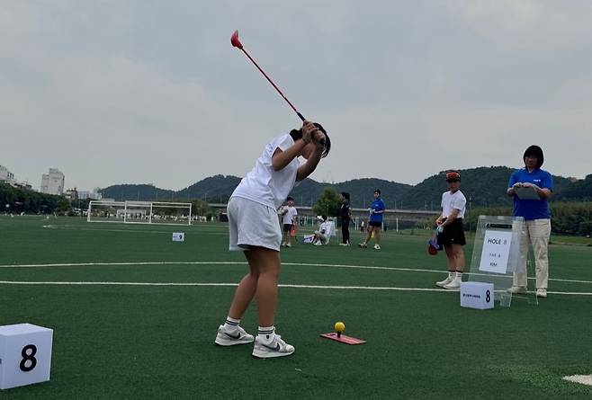 고학년부 대회에서 3위를 한 서현 양이 호쾌한 티샷을 하고 있다. 협회 제공