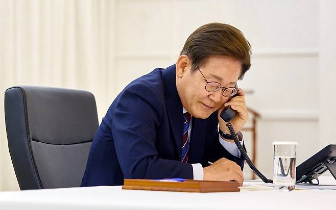 이재명 대통령이 6일 저녁 서울 한남동 관저에서 도널드 트럼프 미국 대통령과 전화 통화를 하고 있다. 사진=대통령실 제공