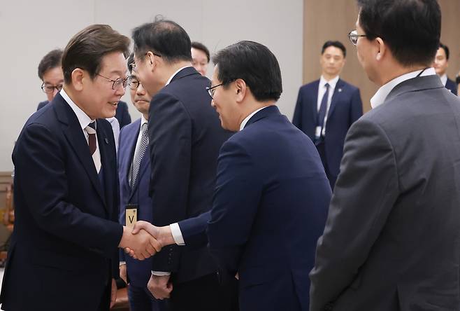 이재명 대통령이 지난 4일 서울 용산 대통령실 청사에서 열린 ‘대통령 1호 명령, 비상경제점검 태스크포스(TF) 회의’에 참석하며 김범석 기획재정부 장관 직무대행 1차관과 악수하고 있다. 연합뉴스