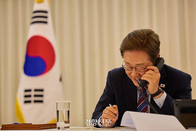 이재명 대통령이 지난 6일 밤 서울 한남동 관저에서 도널드 트럼프 미국 대통령과 전화 통화를 하고 있다. 대통령실제공