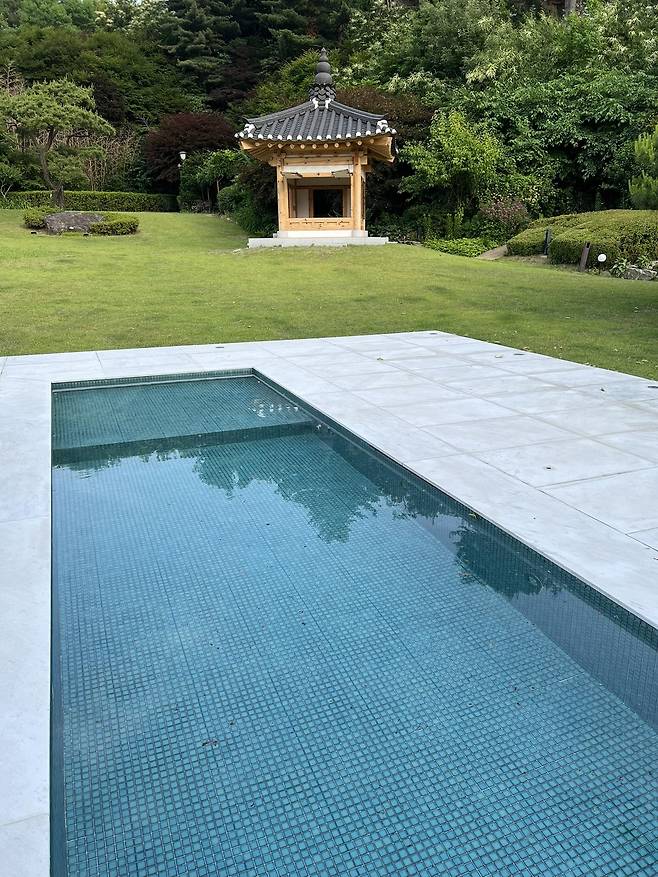 서울 용산구 한남동 대통령 관저 야외에 설치된 시설물. 지난 7일 관저를 찾은 더불어민주당 의원들은 윤석열 전 대통령이 ‘개 수영장’을 설치한 것으로 보인다며 의혹을 제기했다. 박홍근 민주당 의원 페이스북