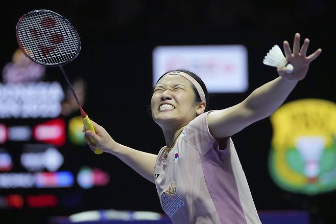 안세영이 8일 인도네시아 자카르타에서 열린 인도네시아오픈 여자단식 결승에서 중국의 왕즈이를 꺾고 우승한 뒤 기뻐하고 있다. 자카르타 | AP연합뉴스