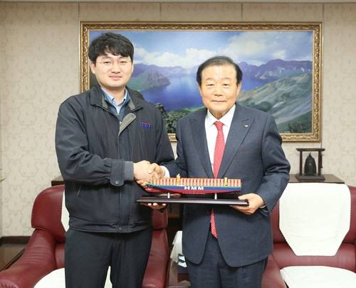 지난해 4월 25일 부산상공회의소에서 양재생(오른쪽) 회장과 전정근 HMM 해상노조위원장이 HMM 본사 부산이전 관련 간담회를 진행한 후 기념촬영을 하는 모습. 부산상의제공