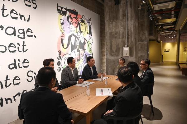 지난 7일 부산 수영구 광안동 '포디움 다이브 M'에서 국민의힘 정연욱 의원과 최용석 대표 등이 '글로벌비치 문화허브 광안리 조성' 업무협약을 논의하고 있다. 의원실 제공