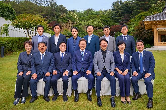 President Lee Jae-myung, center on first row, poses for a commemorative photo with his Democratic Party lawmakers during a dinner at the presidential residence in Hannam-dong, central Seoul, on June 7. [PRESIDENTIAL OFFICE]