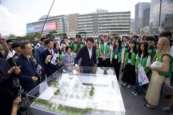 오세훈 서울시장이 8일 광화문광장에서 ‘감사의 정원’ 모형을 설명하며 유엔참전국 후손들과 조성 취지 및 공간 계획을 공유하고 있다. 서울시 제공