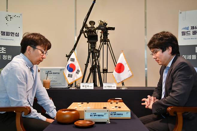 목진석 9단(왼쪽)이 결승 한·일전에서 일본 야마시타 게이고 9단을 꺾고 우승했다. 한국기원 제공