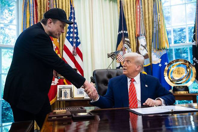 도널드 트럼프 미국 대통령과 일론 머스크 테슬라 최고경영자(CEO)가 지난달 30일 백악관에서 악수하는 모습. 두 사람의 관계는 서로를 비난하는 소셜미디어 게시물을 올린 뒤 파국을 맞았다. 연합뉴스