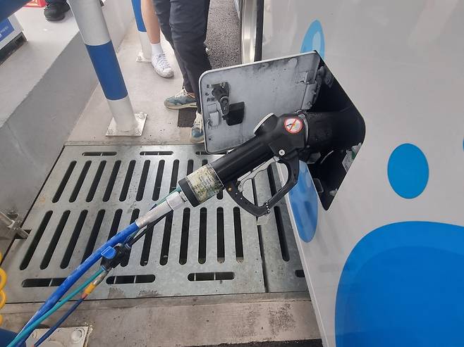 지난 4일 제주도 조천읍 함덕리 수소 충전소에서 수소 버스에 충전 케이블이 연결된 모습. 박상은 기자