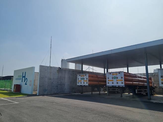 지난 4일 제주시 구좌읍에 위치한 제주 그린수소 생산기지 모습. 주황색 튜브 트레일러에 수소가 충전돼 있다. 박상은 기자