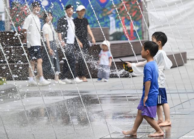 무더위가 찾아온 주말인 8일 서울 종로구 광화문 광장 분수대에서 어린이들이 물놀이를 즐기고 있다. 윤웅 기자