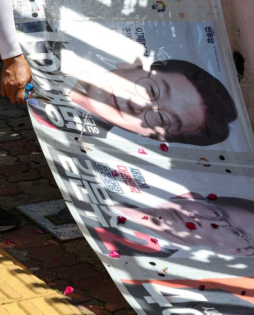 제21대 대통령 선거 다음날인 4일 대구 달서구 성당동에서 대구시선관위 관계자들이 선거 벽보를 철거하고 있다. [사진 출처 = 연합뉴스]