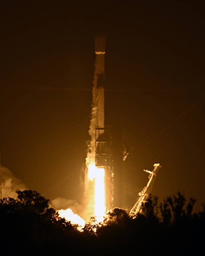 스페이스X 팰컨 9 로켓이 7일 오전 12시 54분(현지시간) 미국 플로리다주 케이프 커내버럴 우주군 기지에서 시리우스 XM 라디오용 SXM-10 위성을 싣고 발사되고 있다. UPI연합뉴스