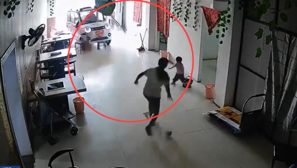 중국의 한 11살 소녀가 문을 뚫고 돌진하는 차량으로부터 동생을 구하는 영상이 공개됐다. [사진 출처 = 중국 국영 방송 CCTV 캡처]