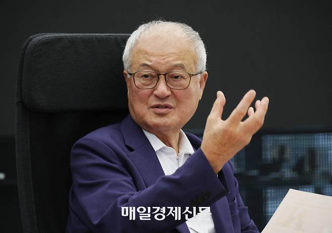 성기학 영원무역 그룹 회장이 서울 중구 영원무역 명동 사옥에서 매일경제와 인터뷰하고 있다. [사진 = 이충우 기자]