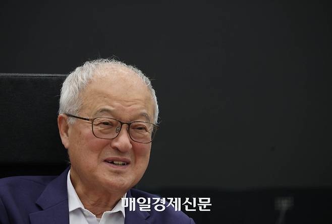 성기학 영원무역 회장이 서울 중구 영원무역 명동 사옥에서 매일경제와 인터뷰하고 있다. [사진 = 이충우 기자]