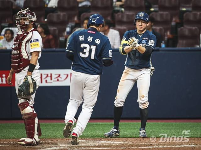 박민우(오른쪽)와 김성욱(가운데). 사진=NC 제공