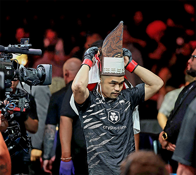 인도네시아 전통 모자를 쓴 제카 사라기가 2025년 6월  UFC 316 제3경기 페더급으로 유주상을 상대하기 위해 미국 뉴저지주 뉴어크 프루덴셜 센터에 입장하고 있다. 사진=Getty Images=연합뉴스 제공