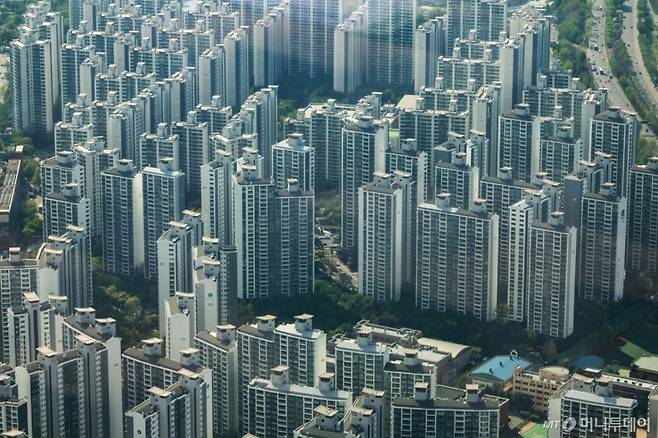 4월 23일 서울 송파구 롯데월드타워 전망대 서울스카이에서 도심 아파트가 보이고 있다.  /사진=정병혁