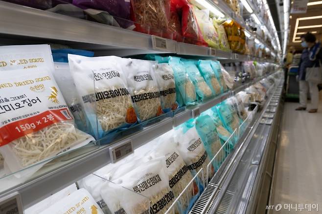 (서울=뉴스1) 이승배 기자 = 통계청이 4일 발표한 '2025 5월 소비자물가동향'에 따르면 지난달 소비자물가지수는 116.27(2020=100)로, 전년 동월보다 1.9% 상승했다. 이는 전달(2.1%)보다 0.2%포인트(p) 낮은 수치다. 농산물과 석유류 물가 하락 폭이 확대하며 전월보다 상승 폭이 줄었다. 다만 가공식품, 외식 등 먹거리 물가는 여전히 높은 수준을 유지했다.  4일 서울 시내의 한 대형 마트를 찾은 시민들이 장을 보고 있다. 2025.6.4/뉴스1  Copyright (C) 뉴스1. All rights reserved. 무단 전재 및 재배포,  AI학습 이용 금지. /사진=(서울=뉴스1) 이승배 기자