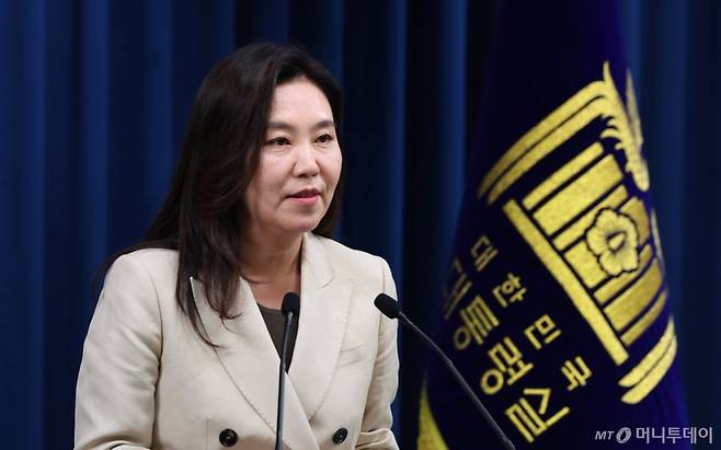 [서울=뉴시스] 강유정 대변인이 8일 서울 용산 대통령실에서 브리핑룸 정비 관련 브리핑을 하고 있다. 2025.06.08.
