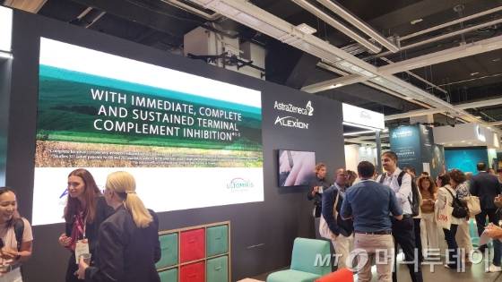 지난 4~7일 오스트리아 빈에서 열린 유럽 신장학회(ERA 2025) 아스트라제네카 부스 전경. 솔리리스 후속 품목인 울토미리스를 전면에 내세웠다. /사진=정기종 기자