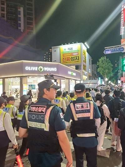 대구경찰청 경찰관들이 봄철 특별범죄예방활동의 일환으로 도심에서 순찰을 하고 있다. 대구경찰청 제공