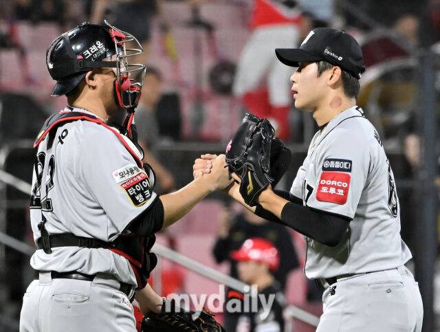 21일 오후 경기도 수원시 조원동 수원kt위즈파크에서 진행된 '2025 프로야구 KBO리그' kt위즈와 KIA타이거즈의 경기. kt 장성우와 박영현이 3-1로 승리한 뒤 환호하고 있다./마이데일리