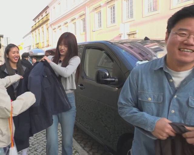 안유진이 길거리에서 나영석 PD의 옷을 입고 있다. / tvN '뿅뿅 지구오락실' 캡처