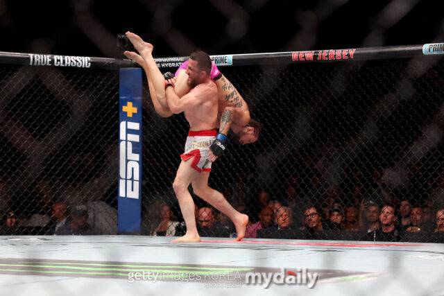 오말리(위)를 들어 테이크 다운을 시도하는 메랍. /게티이미지코리아