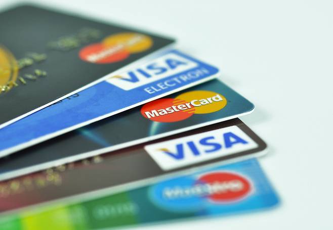 보험료를 카드로 내면 보상 포인트 적립, 할인 혜택, 캐시백 등을 통해 직접적인 보험료 절감 효과를 기대할 수 있다. [게티이미지뱅크 제공]