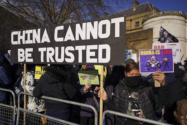 지난 3월 15일 시위대가 런던의 Royal Mind에 모여 중국 대사관 신축 계획에 항의하는 모습. [AP]