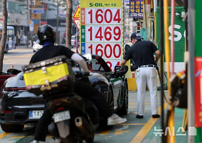 [서울=뉴시스] 이영환 기자 = 지난 1일 오전 서울 시내의 한 주유소에 유가 정보가 표시되어 있다. 2025.06.01. 20hwan@newsis.com