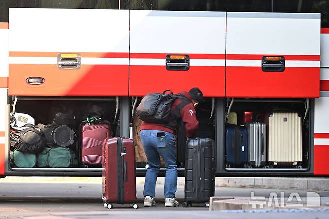 [광주=뉴시스] 이영주 기자 = 설 명절 시작을 하루 앞둔 24일 오전 광주 서구 유·스퀘어광주종합버스터미널에서 한 시민이 꽉 들어찬 인천공항행 리무진버스 짐칸을 확인하고 있다. 위 사진은 기사와 상관 없음. 2025.01.24. leeyj2578@newsis.com