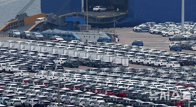 [평택=뉴시스] 추상철 기자 = 경기 평택항 자동차 전용부두에 수출 차량이 세워져 있다. 2025.05.22. scchoo@newsis.com