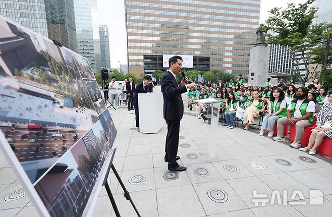 [서울=뉴시스] 김진아 기자 = 오세훈 서울시장이 8일 서울 종로구 광화문광장에서 '유엔 참전국 후손 교류캠프'에 참가 중인 6·25전쟁 참전국 후손들에게 '감사의 정원'을 소개하고 있다. 2025.06.08. bluesoda@newsis.com