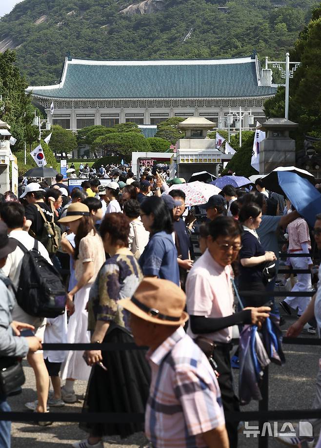[서울=뉴시스] 김근수 기자 = 이재명 대통령이 대통령 집무실을 다시 청와대로 이전할 방침인 가운데 8일 서울 종로구 청와대에서 시민들이 관람하기 위해 줄 서 있다. 2025.06.08. ks@newsis.com