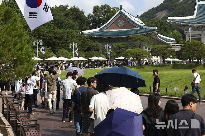 [서울=뉴시스] 김근수 기자 = 이재명 대통령이 대통령 집무실을 다시 청와대로 이전할 방침인 가운데 8일 서울 종로구 청와대에서 시민들이 관람하기 위해 줄 서 있다. 2025.06.08. ks@newsis.com