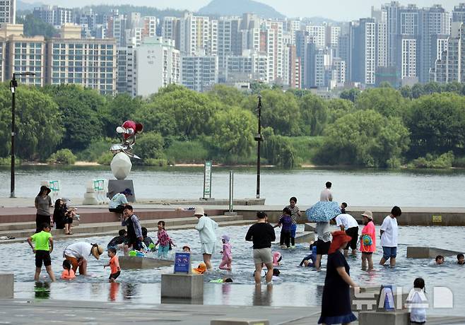 [서울=뉴시스] 고승민 기자 = 무더운 날씨를 보인 8일 서울 여의도 물빛광장을 찾은 시민들이 즐거운 시간을 보내고 있다. 2025.06.08. kkssmm99@newsis.com