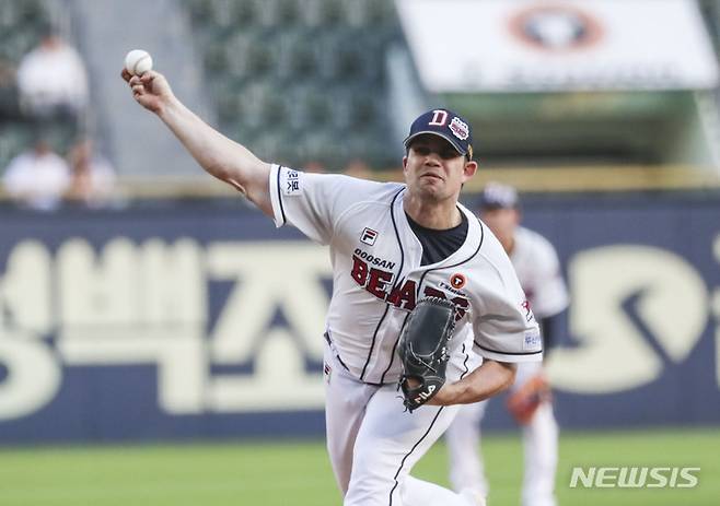 [서울=뉴시스] 김근수 기자 = 28일 오후 서울 송파구 잠실야구장에서 열린 2022 KBO리그 롯데 자이언츠와 두산 베어스의 경기,  2회 초 노 아웃에서 두산 로버트 스탁이 공을 던지고 있다. 2022.07.28. ks@newsis.com