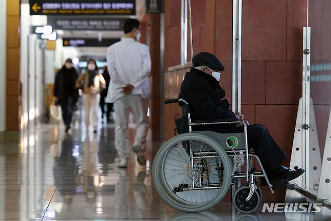 [서울=뉴시스] 고승민 기자 =  서울의 한 대학병원에서 휠체어에 앉은 한 노인이 생각에 잠겨 있다. 2024.03.13. kkssmm99@newsis.com