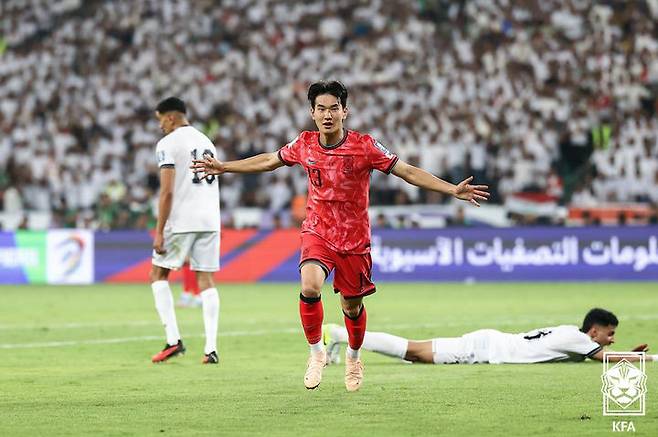 [서울=뉴시스] 최동준 기자 = 6일 이라크 바스라 국제경기장에서 열린 2026 국제축구연맹(FIFA) 북중미 월드컵 아시아 3차 예선 한국과 이라크의 경기에서 김진규가 선제골을 성공시킨 뒤 기뻐하고 있다. (사진=대한축구협회 제공) 2025.06.06. photo@newsis.com *재판매 및 DB 금지